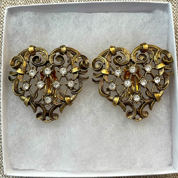 Vintage 1990’s Barrera for Avon open heart scroll antique gold clip on earrings. - Picture 2 of 12